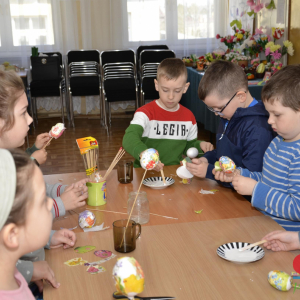 Warsztaty przygotowania ozdób wielkanocnych dla przedszkolaków 12.04.2022 r.