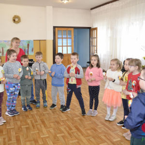 Warsztaty przygotowania ozdób wielkanocnych dla przedszkolaków 12.04.2022 r.