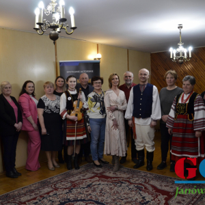 Spotkanie autorskie z Panią Moniką Koszewską - Zdjęcie grupowe uczetników spotkania.