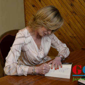 Spotkanie autorskie z Panią Moniką Koszewską - Pani Monika podpisuje kolejne egzemplarze swoich książek.